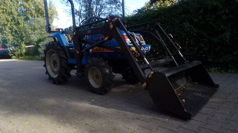 Iseki TU170 mit Frontlader ab 125 € pro Monat.